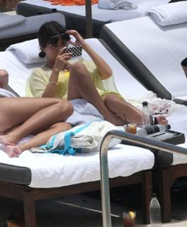 Kourtney Kardashian feet photo thumbnail