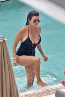 Kourtney Kardashian feet photo thumbnail