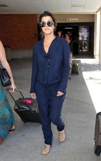 Kourtney Kardashian feet photo thumbnail