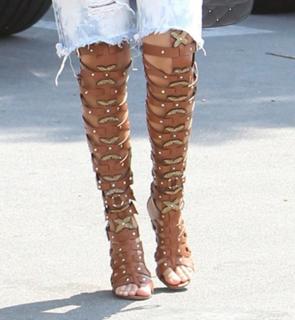 Kourtney Kardashian feet photo thumbnail