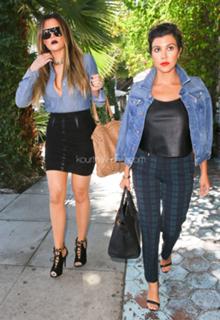 Kourtney Kardashian feet photo thumbnail
