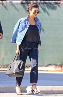 Kourtney Kardashian feet photo thumbnail