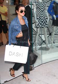 Kourtney Kardashian feet photo thumbnail