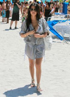 Kourtney Kardashian feet photo thumbnail