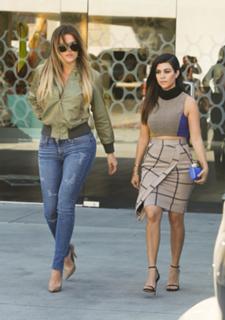 Kourtney Kardashian feet photo thumbnail