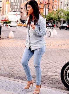 Kourtney Kardashian feet photo thumbnail