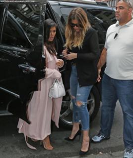 Kourtney Kardashian feet photo thumbnail