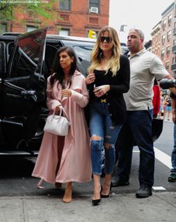 Kourtney Kardashian feet photo thumbnail