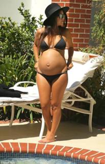 Kourtney Kardashian feet photo thumbnail