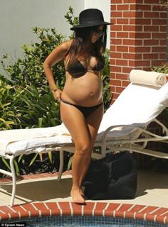 Kourtney Kardashian feet photo thumbnail