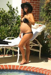 Kourtney Kardashian feet photo thumbnail