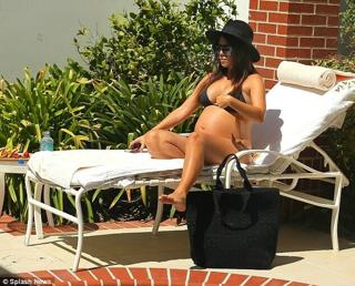 Kourtney Kardashian feet photo thumbnail