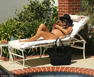 Kourtney Kardashian feet photo thumbnail