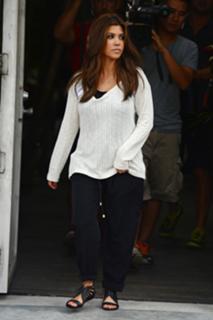Kourtney Kardashian feet photo thumbnail