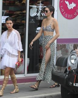 Kourtney Kardashian feet photo thumbnail