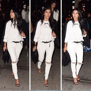 Kourtney Kardashian feet photo thumbnail
