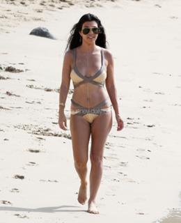 Kourtney Kardashian feet photo thumbnail