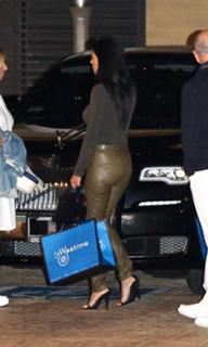 Kourtney Kardashian feet photo thumbnail
