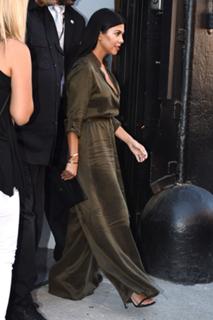 Kourtney Kardashian feet photo thumbnail
