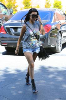 Kourtney Kardashian feet photo thumbnail