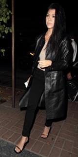 Kourtney Kardashian feet photo thumbnail