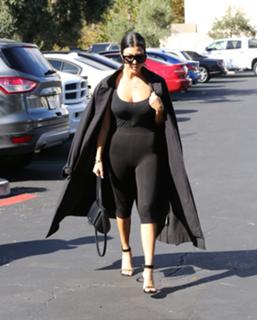 Kourtney Kardashian feet photo thumbnail