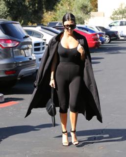 Kourtney Kardashian feet photo thumbnail