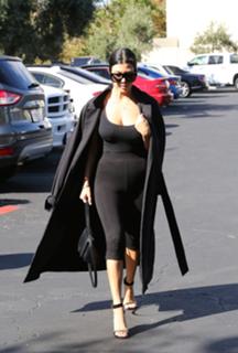Kourtney Kardashian feet photo thumbnail