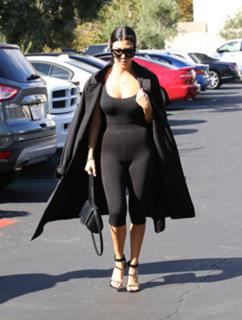 Kourtney Kardashian feet photo thumbnail