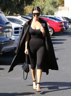 Kourtney Kardashian feet photo thumbnail