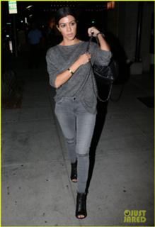 Kourtney Kardashian feet photo thumbnail