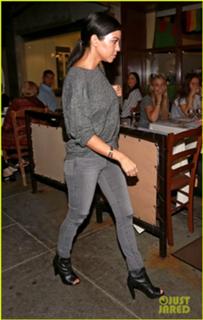 Kourtney Kardashian feet photo thumbnail