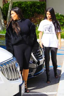 Kourtney Kardashian feet photo thumbnail