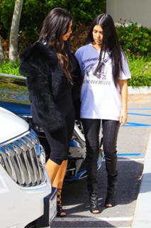 Kourtney Kardashian feet photo thumbnail