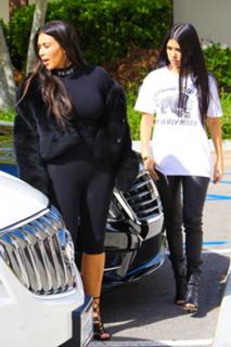 Kourtney Kardashian feet photo thumbnail
