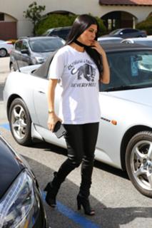 Kourtney Kardashian feet photo thumbnail