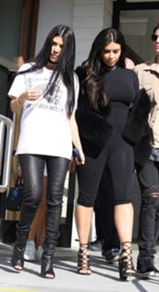 Kourtney Kardashian feet photo thumbnail