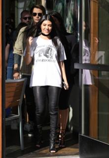 Kourtney Kardashian feet photo thumbnail