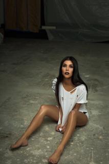 Kourtney Kardashian feet photo thumbnail