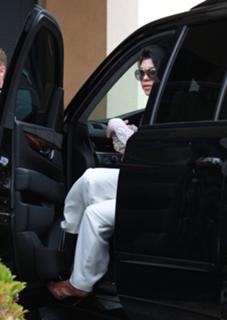 Kourtney Kardashian feet photo thumbnail