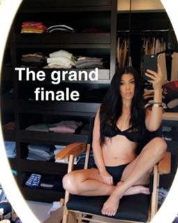 Kourtney Kardashian feet photo thumbnail