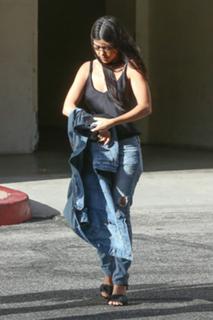 Kourtney Kardashian feet photo thumbnail