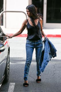 Kourtney Kardashian feet photo thumbnail
