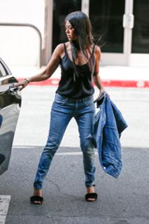 Kourtney Kardashian feet photo thumbnail