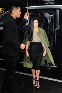 Kourtney Kardashian feet photo thumbnail