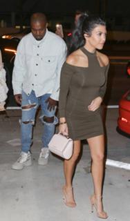 Kourtney Kardashian feet photo thumbnail