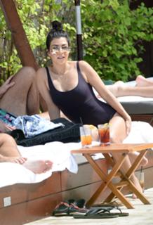 Kourtney Kardashian feet photo thumbnail