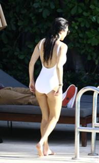 Kourtney Kardashian feet photo thumbnail