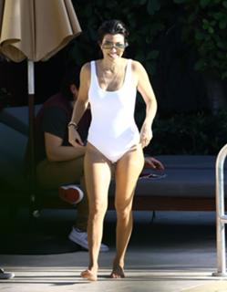 Kourtney Kardashian feet photo thumbnail