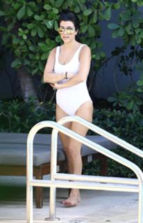 Kourtney Kardashian feet photo thumbnail